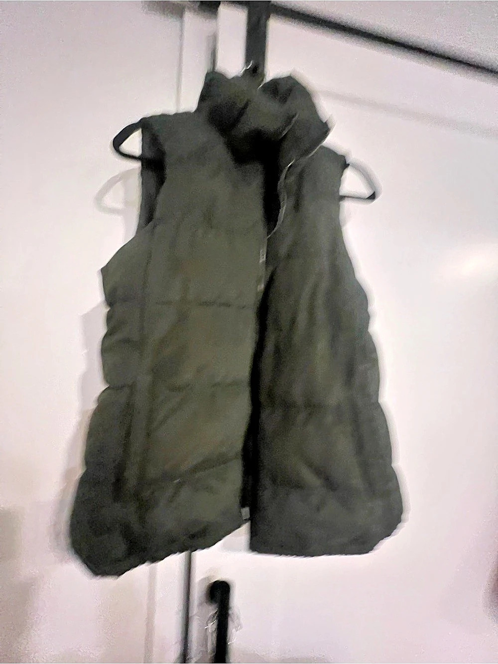 Ladies Old Navy Quilted Puffer Vest in Green Size Large